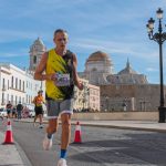CONTINUAN LAS CARRERAS, EN VIDA SANA Y FELIZ 13 Fernando en la Media Maratón de Cádiz 2025